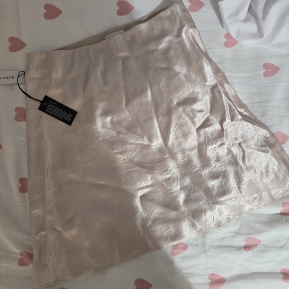 *nwt* aritzia babaton satin mini skirt - Picture 2 of 4
